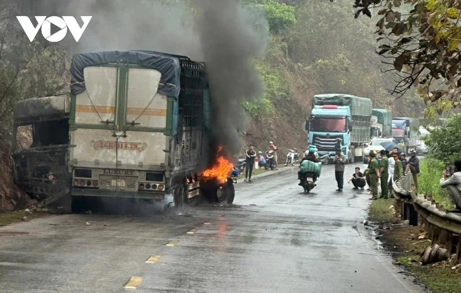 Xe đầu kéo tự gây tai nạn rồi bốc cháy trên quốc lộ Xe đầu kéo tự gây tai nạn rồi bốc cháy trên quốc lộ