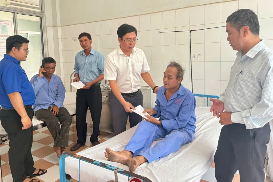 Xe khách chở 12 người lao xuống vực sâu ở đèo An Khê Xe khách chở 12 người lao xuống vực sâu ở đèo An Khê