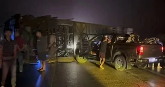 Xe khách chở 12 người lật trên cao tốc Nội Bài - Lào Cai