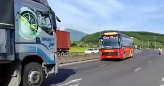 Xe khách đi lùi ngược chiều tại khu vực cửa hầm Phước Tượng