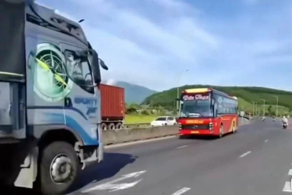 Xe khách đi lùi ngược chiều tại khu vực cửa hầm Phước Tượng Xe khách đi lùi ngược chiều tại khu vực cửa hầm Phước Tượng