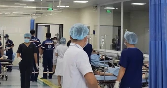 Xe khách gặp nạn trên đường cao tốc, khoảng 20 người nhập viện