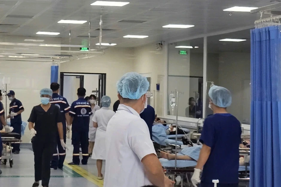 Xe khách gặp nạn trên đường cao tốc, khoảng 20 người nhập viện Xe khách gặp nạn trên đường cao tốc, khoảng 20 người nhập viện