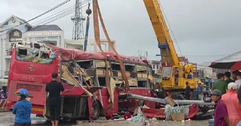Xe khách lật trên quốc lộ: 2 người tử vong, 3 mẹ con bị thương