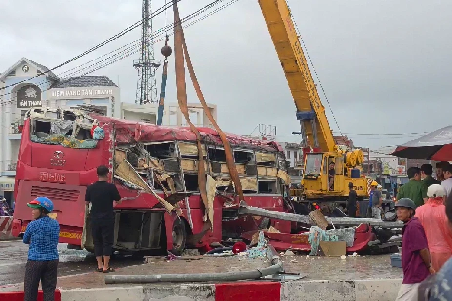 Xe khách lật trên quốc lộ: 2 người tử vong, 3 mẹ con bị thương Xe khách lật trên quốc lộ: 2 người tử vong, 3 mẹ con bị thương
