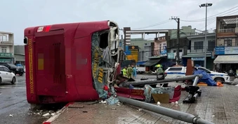 Xe khách lật trên quốc lộ, nhiều người bị thương