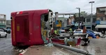 Xe khách lật trên quốc lộ, nhiều người bị thương