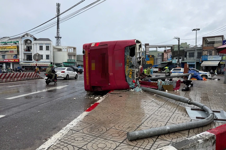 Xe khách lật trên quốc lộ, nhiều người bị thương Xe khách lật trên quốc lộ, nhiều người bị thương