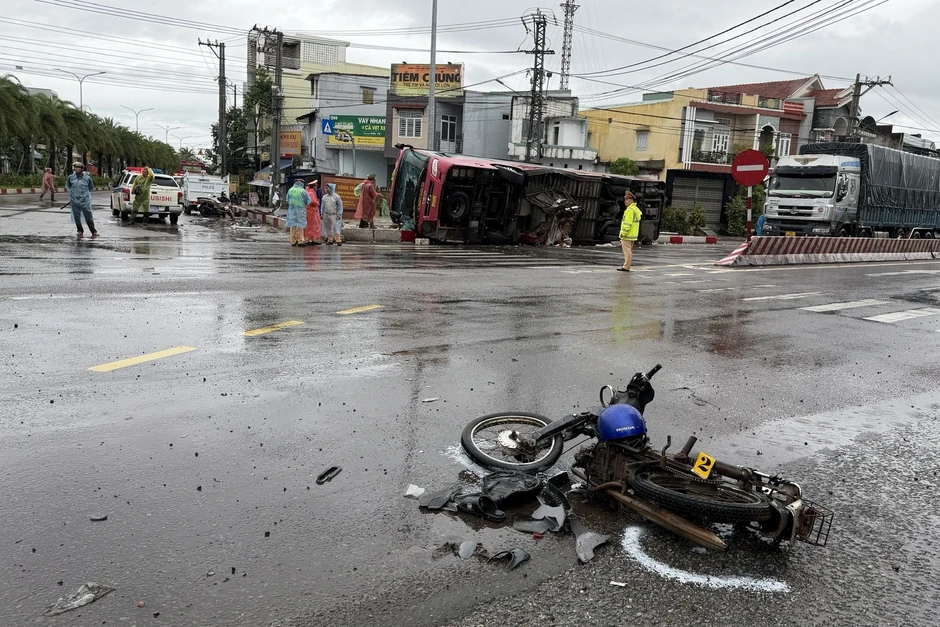 Xe khách lật trên quốc lộ, nhiều người bị thương Xe khách lật trên quốc lộ, nhiều người bị thương