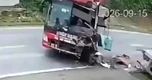Xe khách nát đầu vì chuyển hướng sai quy định, đâm thẳng ô tô đầu kéo