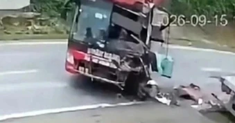 Xe khách nát đầu vì chuyển hướng sai quy định, đâm thẳng ô tô đầu kéo