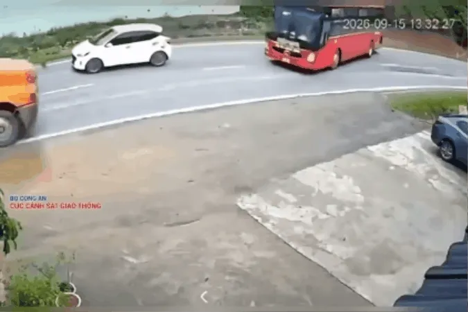 Xe khách nát đầu vì chuyển hướng sai quy định, đâm thẳng ô tô đầu kéo Xe khách nát đầu vì chuyển hướng sai quy định, đâm thẳng ô tô đầu kéo
