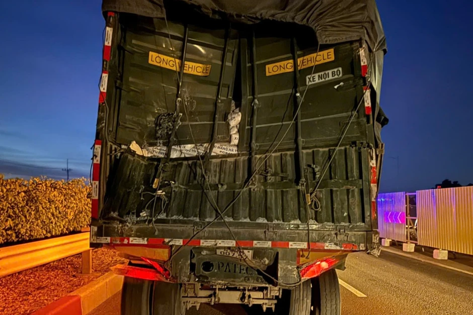 Xe khách tông đuôi container trên cao tốc TPHCM - Long Thành, tài xế tử vong Xe khách tông đuôi container trên cao tốc TPHCM - Long Thành, tài xế tử vong