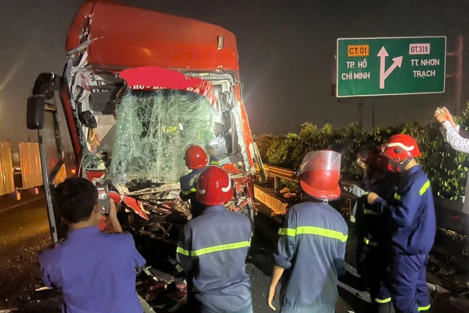 Xe khách tông đuôi container trên cao tốc TPHCM - Long Thành, tài xế tử vong Xe khách tông đuôi container trên cao tốc TPHCM - Long Thành, tài xế tử vong