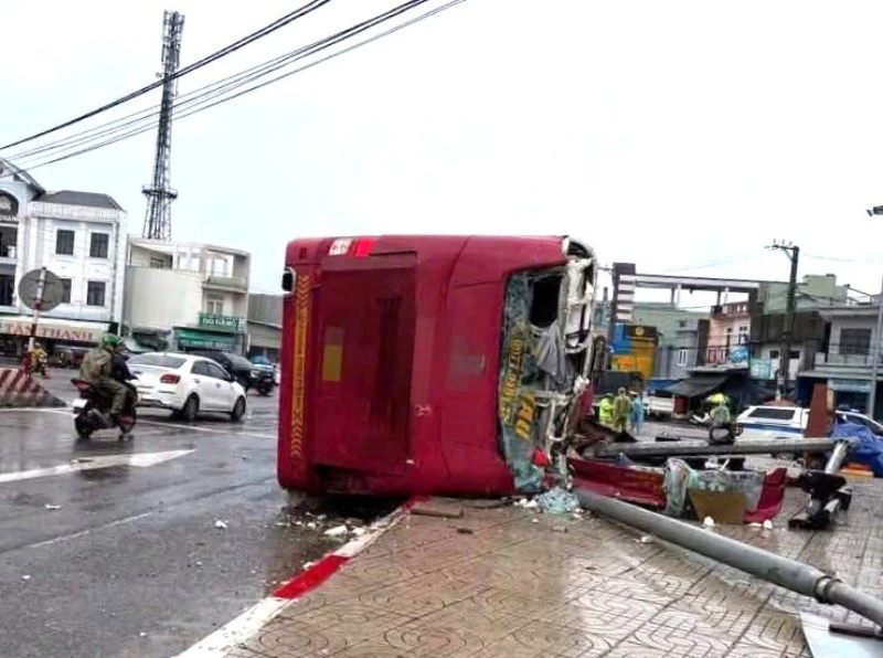Xe khách tông liên hoàn rồi lật nghiêng, 2 người tử vong Xe khách tông liên hoàn rồi lật nghiêng, 2 người tử vong