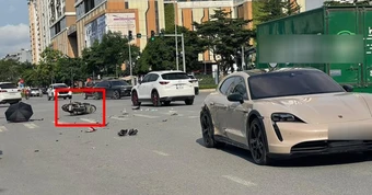 Xe máy biến dạng sau cú va chạm với ô tô Porsche trên đường ở Hà Nội