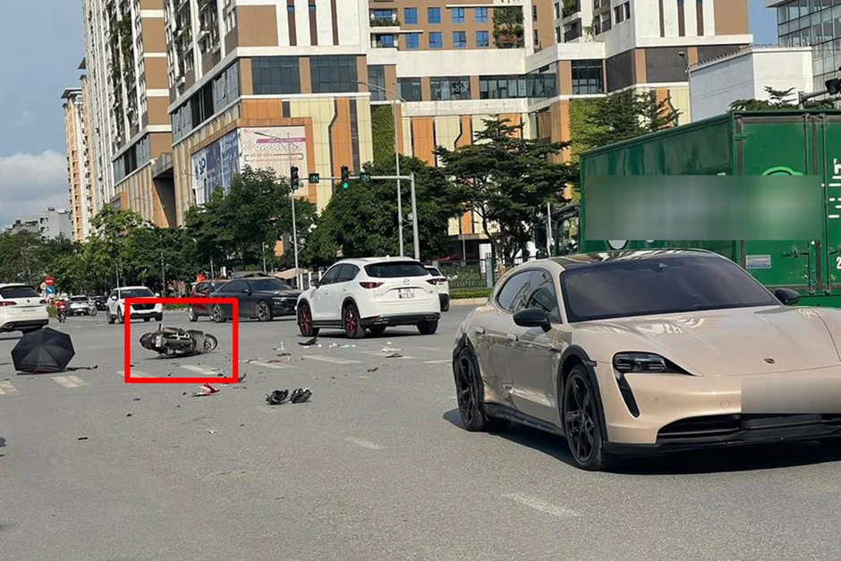 Xe máy biến dạng sau cú va chạm với ô tô Porsche trên đường ở Hà Nội Xe máy biến dạng sau cú va chạm với ô tô Porsche trên đường ở Hà Nội