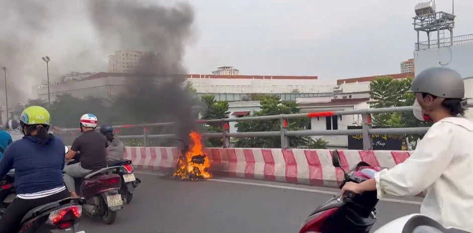 Xe máy cháy ngùn ngụt trên cầu Bình Lợi đúng giờ tan tầm Xe máy cháy ngùn ngụt trên cầu Bình Lợi đúng giờ tan tầm