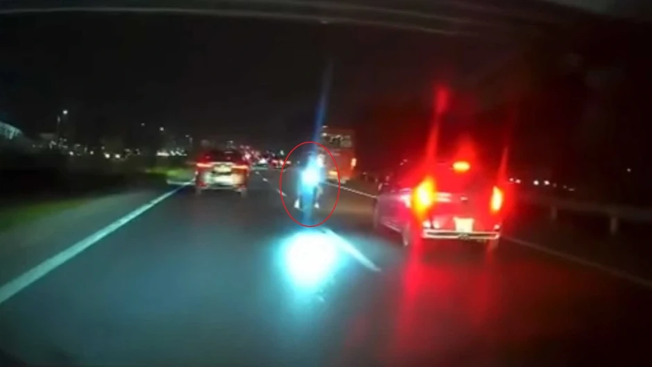 Xe máy chạy ngược chiều trên cao tốc, nhiều tài xế ô tô 'thót tim' phanh gấp Xe máy chạy ngược chiều trên cao tốc, nhiều tài xế ô tô 'thót tim' phanh gấp