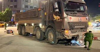 Xe máy cuốn vào gầm ô tô tải trên đường ở Hà Nội, một người tử vong