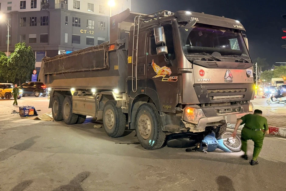 Xe máy cuốn vào gầm ô tô tải trên đường ở Hà Nội, một người tử vong Xe máy cuốn vào gầm ô tô tải trên đường ở Hà Nội, một người tử vong