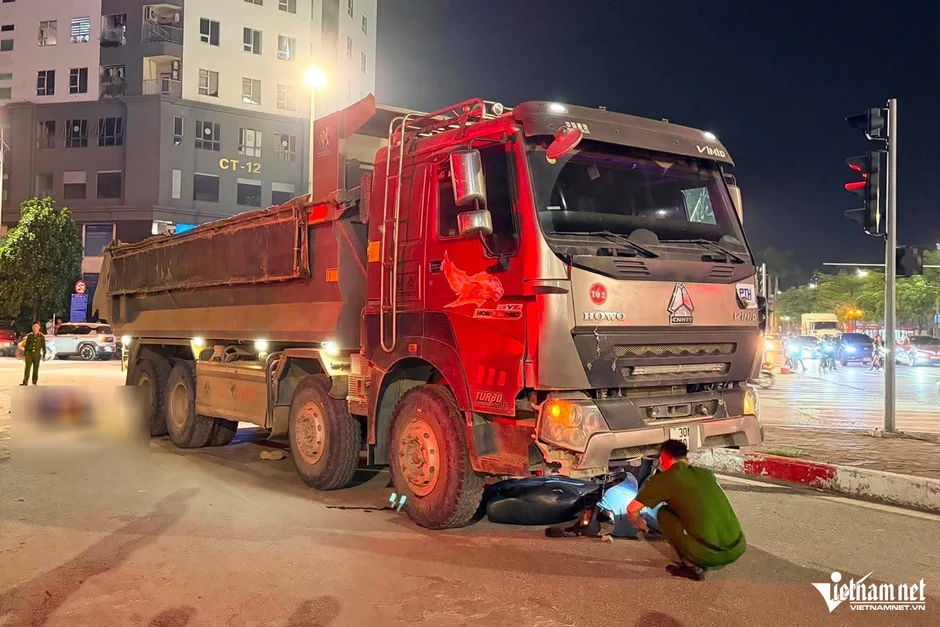 Xe máy giao hàng bị cuốn vào gầm ô tô tải ở Hà Nội, tài xế tử vong thương tâm Xe máy giao hàng bị cuốn vào gầm ô tô tải ở Hà Nội, tài xế tử vong thương tâm