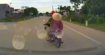 Xe máy tạt ngang đầu ô tô, hai phụ nữ thương vong