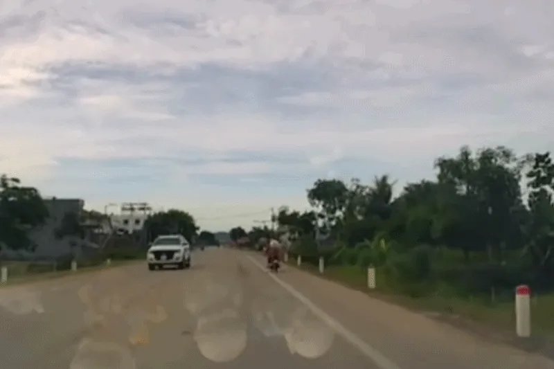 Xe máy tạt ngang đầu ô tô, hai phụ nữ thương vong Xe máy tạt ngang đầu ô tô, hai phụ nữ thương vong