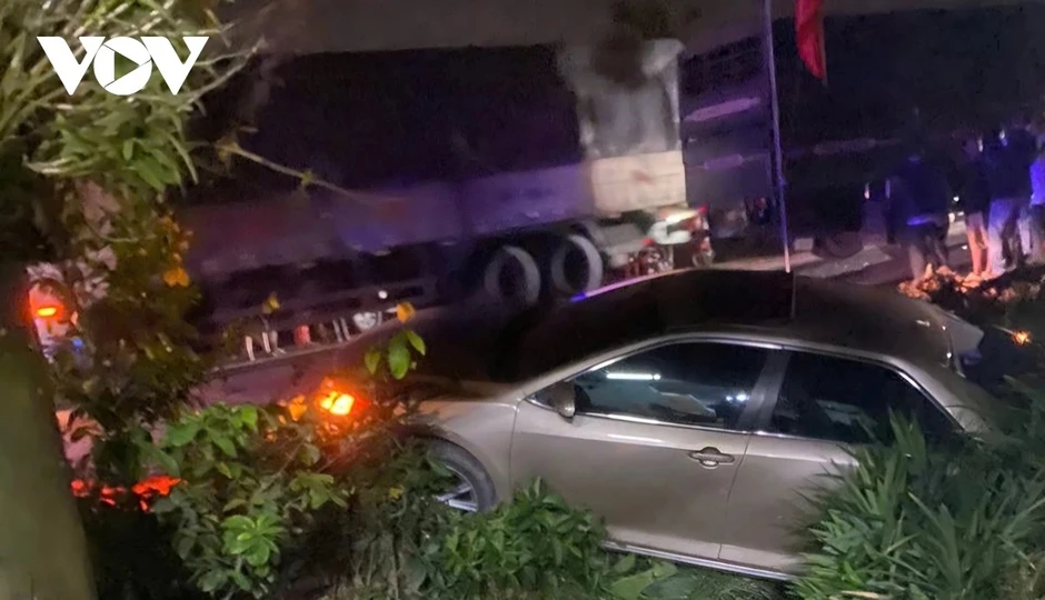 Xe máy va chạm hai ôtô, một người tử vong tại chỗ