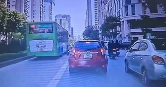 Xe máy va chạm với buýt BRT, một phụ nữ tử vong