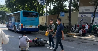 Xe máy va chạm với ô tô buýt ở Hà Nội, cháu bé 5 tuổi tử vong