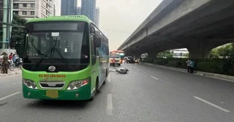 Xe máy va chạm với ô tô buýt trên đường ở Hà Nội, một phụ nữ tử vong