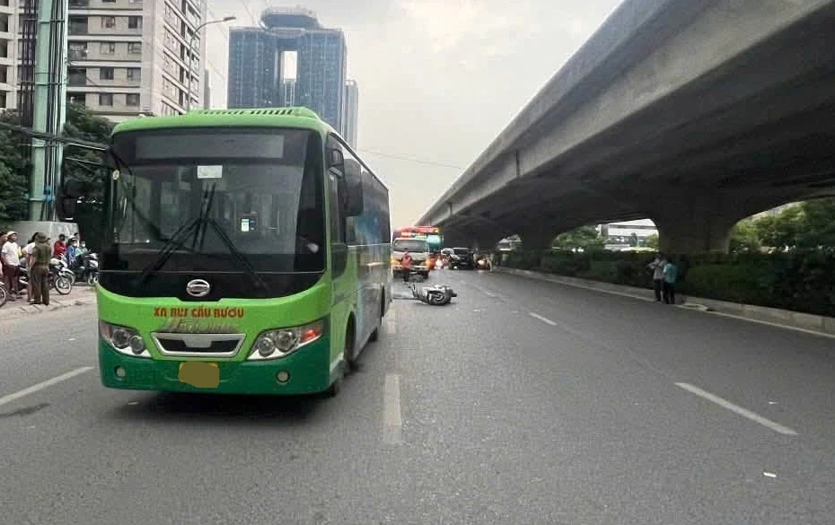 Xe máy va chạm với ô tô buýt trên đường ở Hà Nội, một phụ nữ tử vong Xe máy va chạm với ô tô buýt trên đường ở Hà Nội, một phụ nữ tử vong