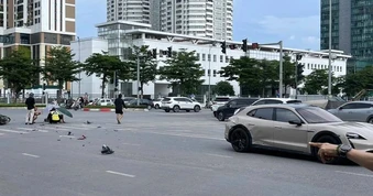 Xe máy va chạm với ô tô Porsche trên đường ở Hà Nội