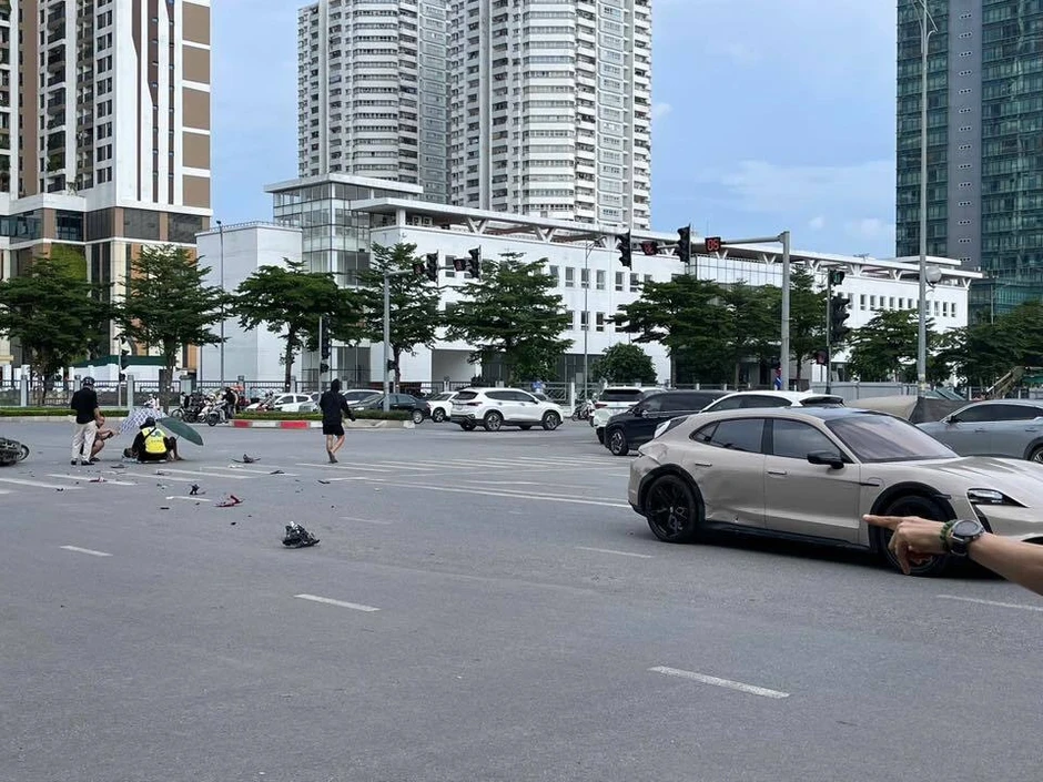Xe máy va chạm với ô tô Porsche trên đường ở Hà Nội Xe máy va chạm với ô tô Porsche trên đường ở Hà Nội