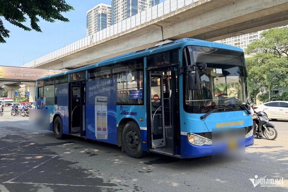 Xe máy va chạm với xe buýt ở Hà Nội, một cháu bé tử vong tại chỗ Xe máy va chạm với xe buýt ở Hà Nội, một cháu bé tử vong tại chỗ