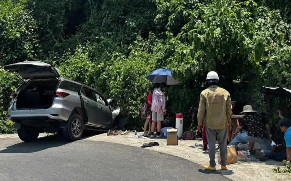 Xe ô tô lao xuống mương trên đèo Hòn Bà, 6 người gặp nạn Xe ô tô lao xuống mương trên đèo Hòn Bà, 6 người gặp nạn