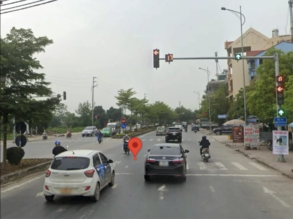 Xe quay đầu khi đèn rẽ trái đỏ, tài xế có bị xử phạt?