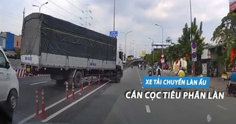 Xe tải bất chấp tất cả, cán qua cọc tiêu để chuyển làn đường gây bức xúc