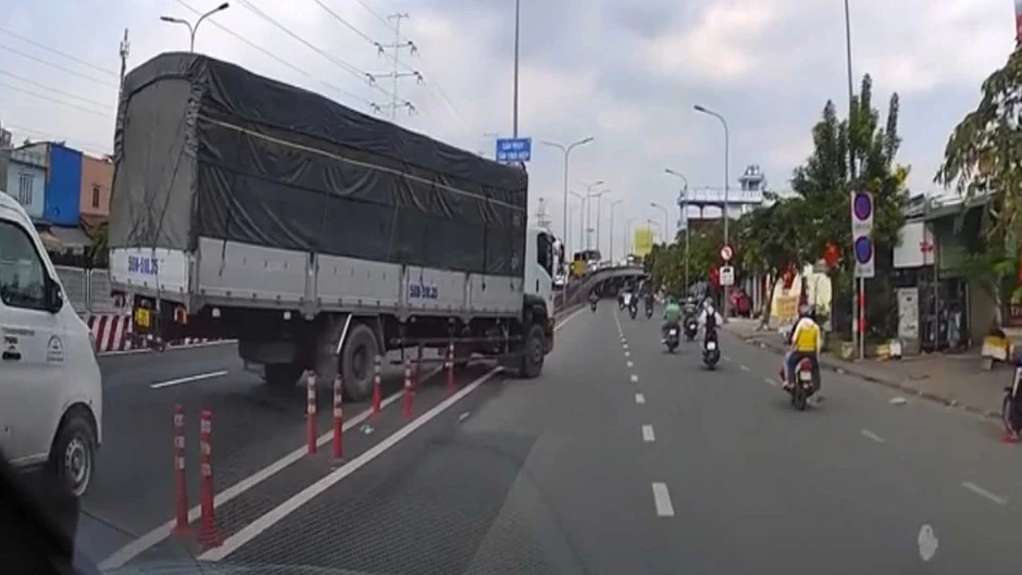 Xe tải bất chấp tất cả, cán qua cọc tiêu để chuyển làn đường gây bức xúc Xe tải bất chấp tất cả, cán qua cọc tiêu để chuyển làn đường gây bức xúc