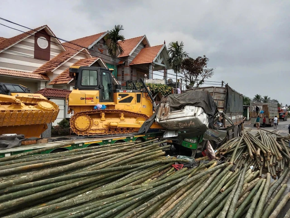 Xe tải biến dạng kỳ quái, phụ xe tử vong Xe tải biến dạng kỳ quái, phụ xe tử vong