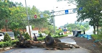 Xe tải chở 2 người lật ngửa trên quốc lộ, cabin đứt lìa