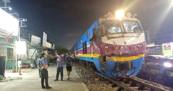 Xe tải chở cát băng qua đường sắt bị tàu hỏa đâm trúng
