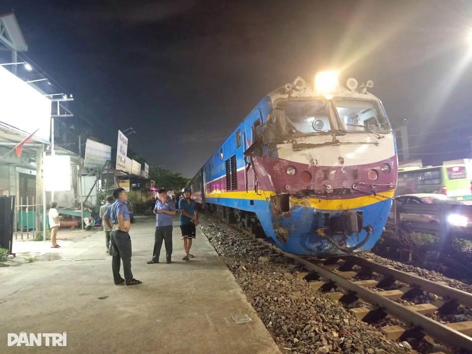 Xe tải chở cát băng qua đường sắt bị tàu hỏa đâm trúng Xe tải chở cát băng qua đường sắt bị tàu hỏa đâm trúng