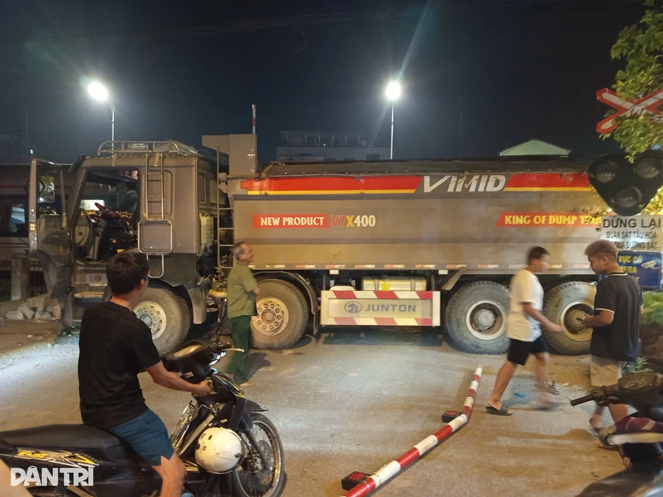 Xe tải chở cát băng qua đường sắt bị tàu hỏa đâm trúng Xe tải chở cát băng qua đường sắt bị tàu hỏa đâm trúng