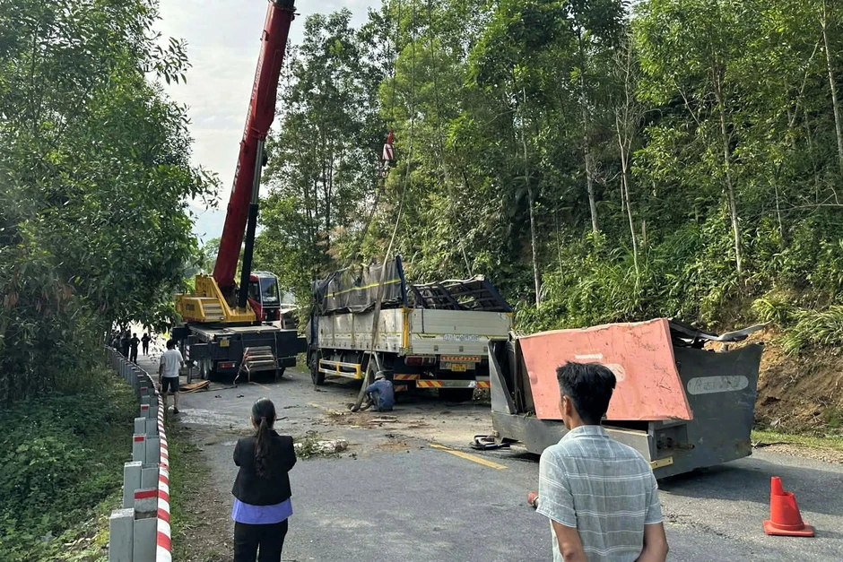 Xe tải đổ đèo đâm vách núi, 2 người tử vong