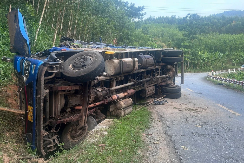 Xe tải đổ đèo đâm vách núi, 2 người tử vong