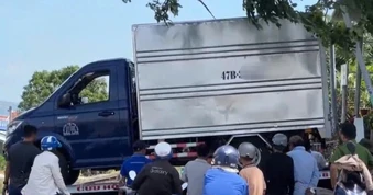 Xe tải không người lái trôi từ nhà ra đường sắt, tàu hỏa phanh gấp