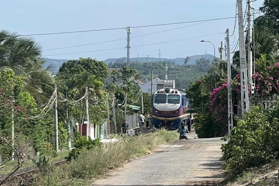 Xe tải không người lái trôi từ nhà ra đường sắt, tàu hỏa phanh gấp Xe tải không người lái trôi từ nhà ra đường sắt, tàu hỏa phanh gấp