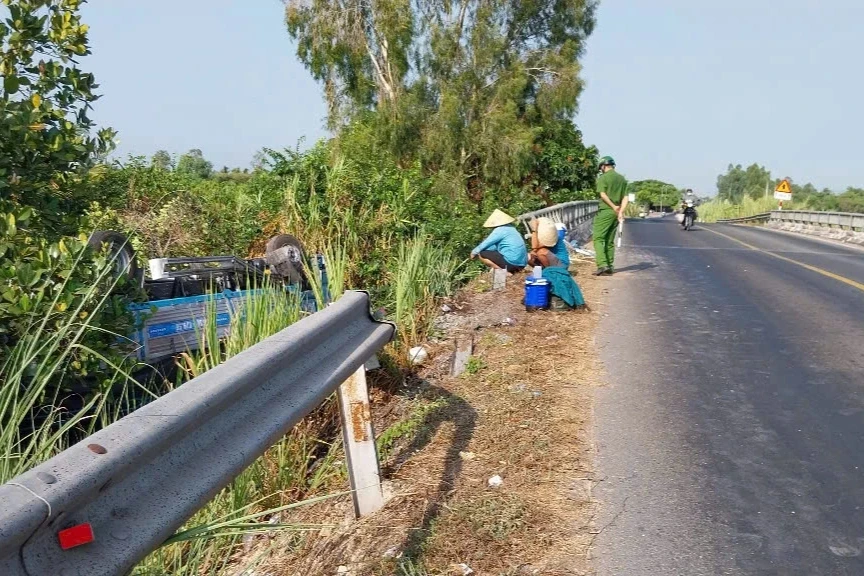 Xe tải lao xuống chân cầu, lật ngửa dưới kênh Xe tải lao xuống chân cầu, lật ngửa dưới kênh